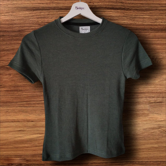 Short Sleeve Basic top - Bedaya Moda White short-sleeve basic T-shirt with a relaxed fit."